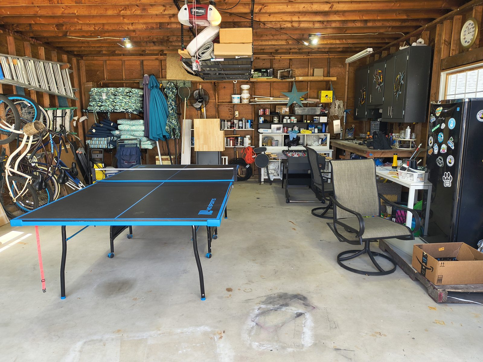 Oversized garage with ping pong table